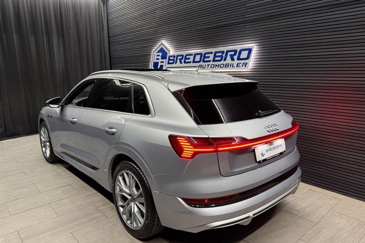 Gul Audi e-tron fra 2021