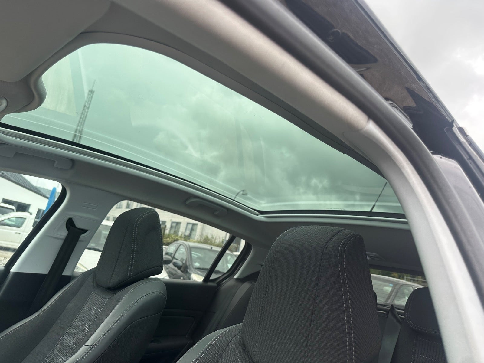 Sort Peugeot 308 fra 2019