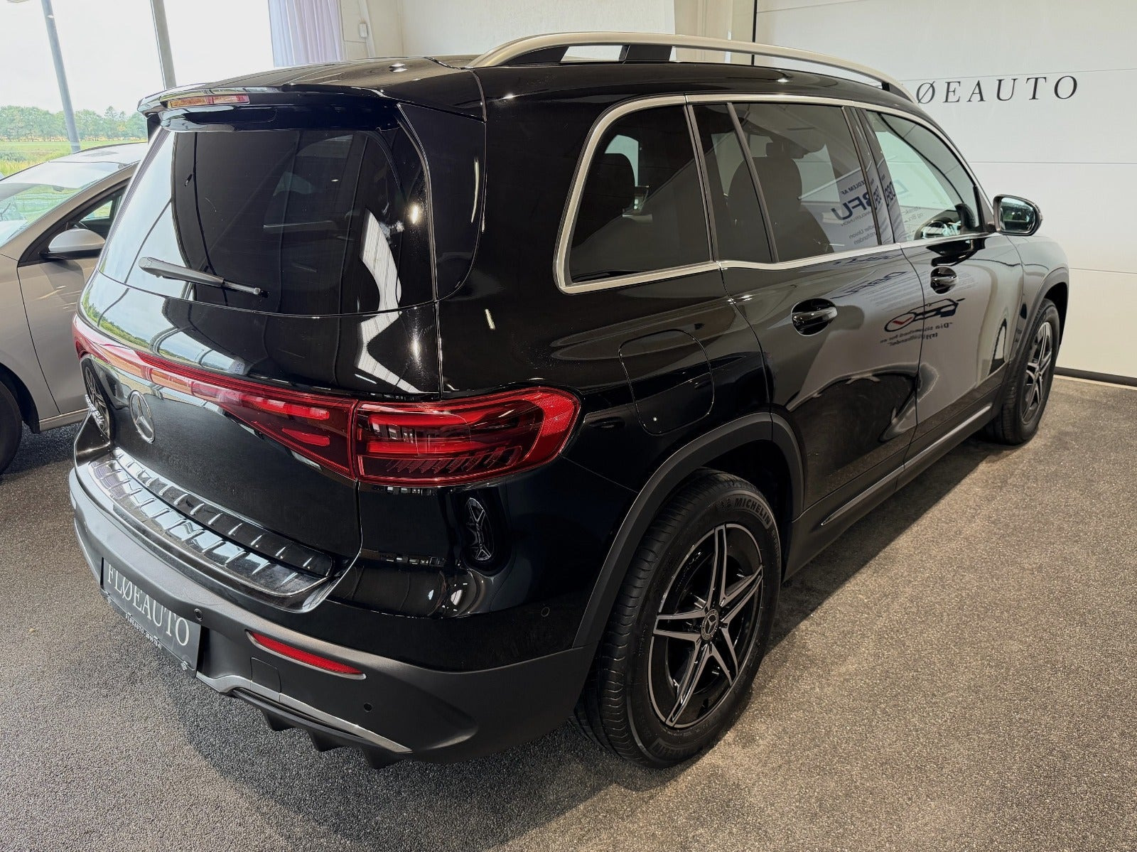 Sort Mercedes EQB250+ fra 2024