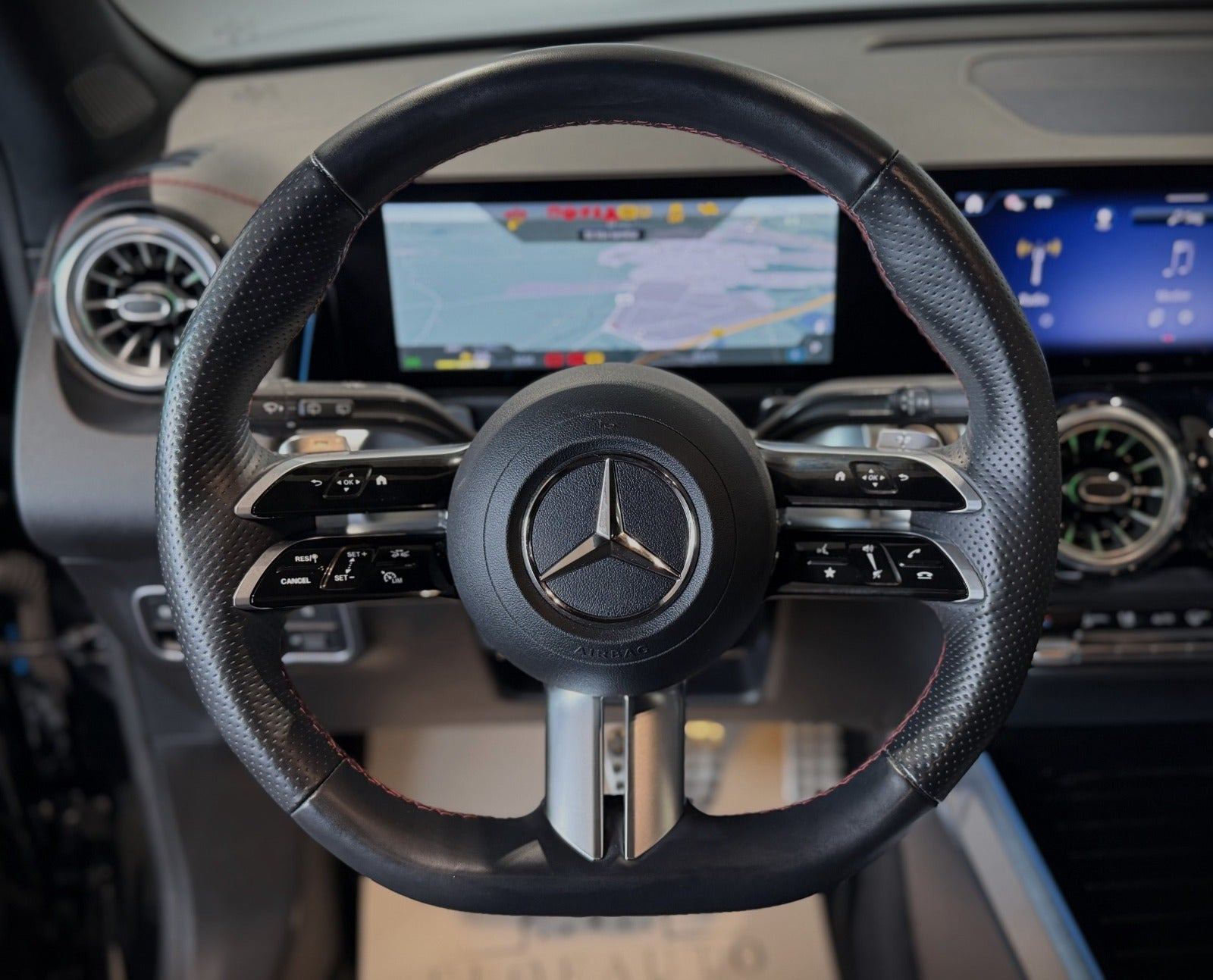 Sort Mercedes EQB250+ fra 2024