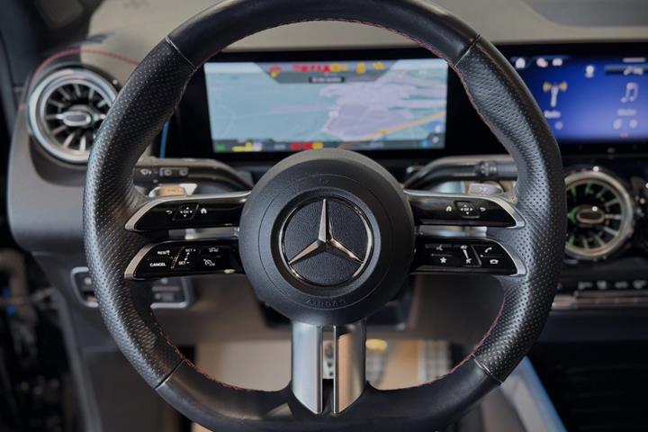 Sort Mercedes EQB250+ fra 2024