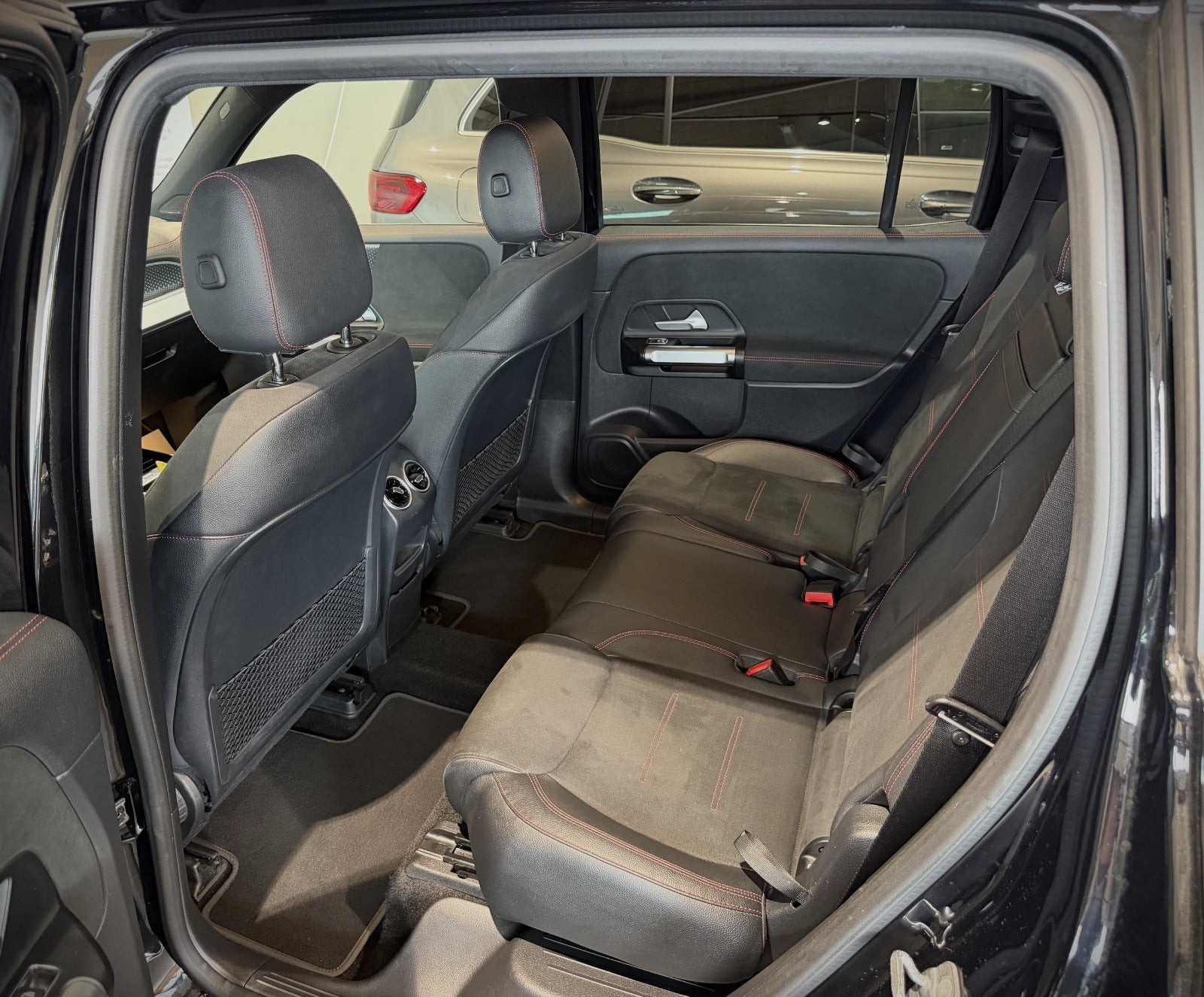 Sort Mercedes EQB250+ fra 2024