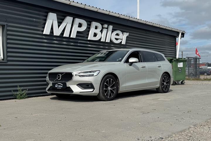 Beige Volvo V60 fra 2020
