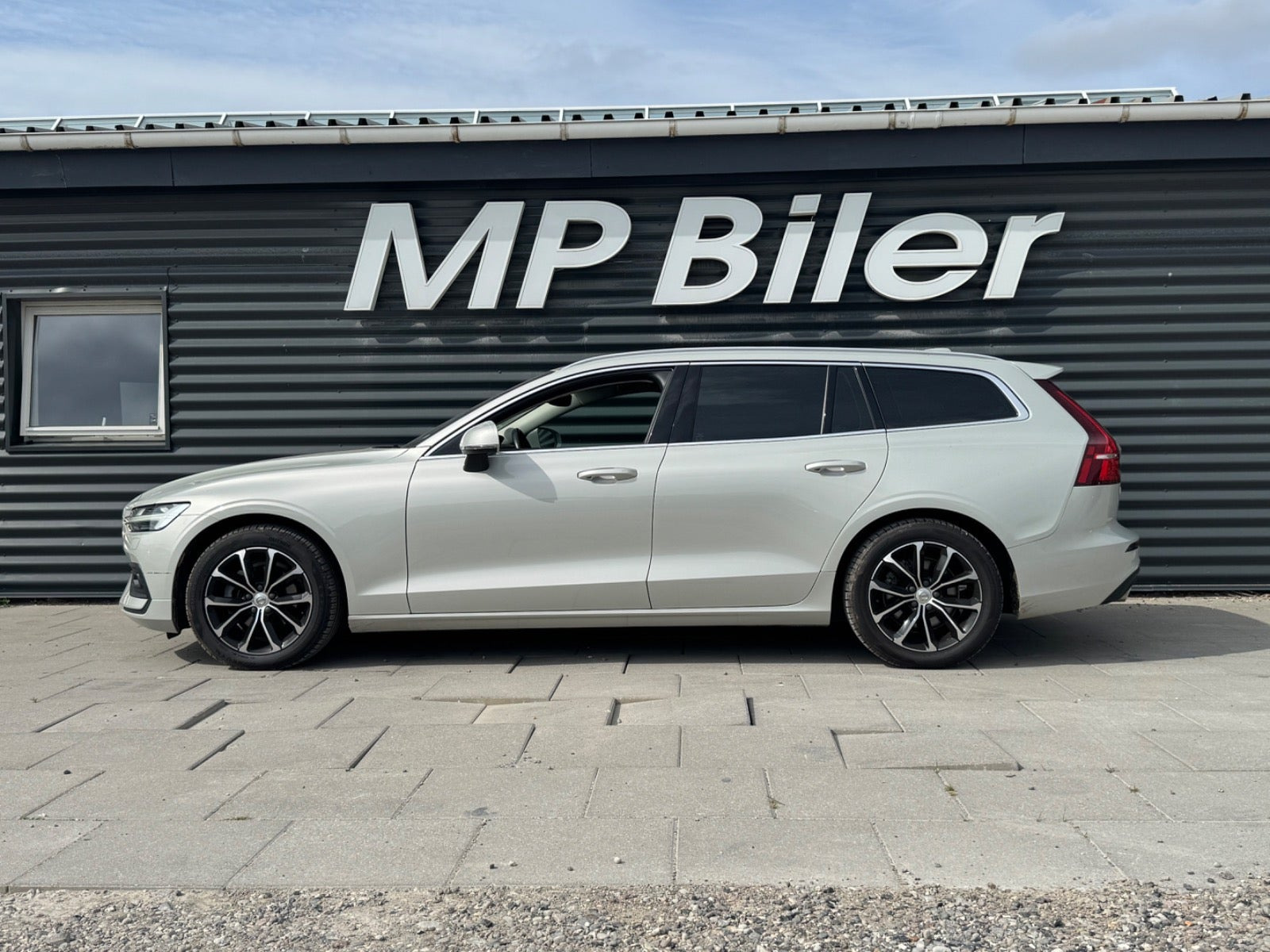 Beige Volvo V60 fra 2020
