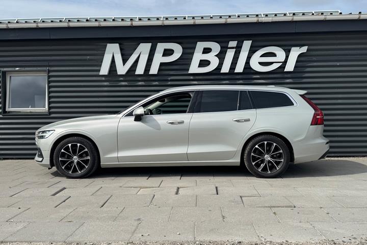 Beige Volvo V60 fra 2020