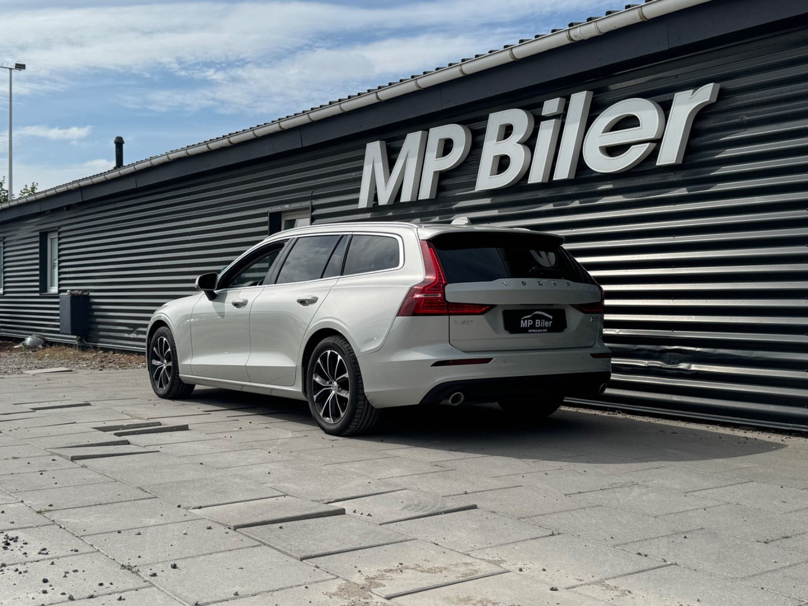 Beige Volvo V60 fra 2020