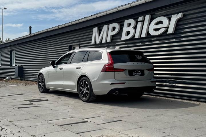 Beige Volvo V60 fra 2020