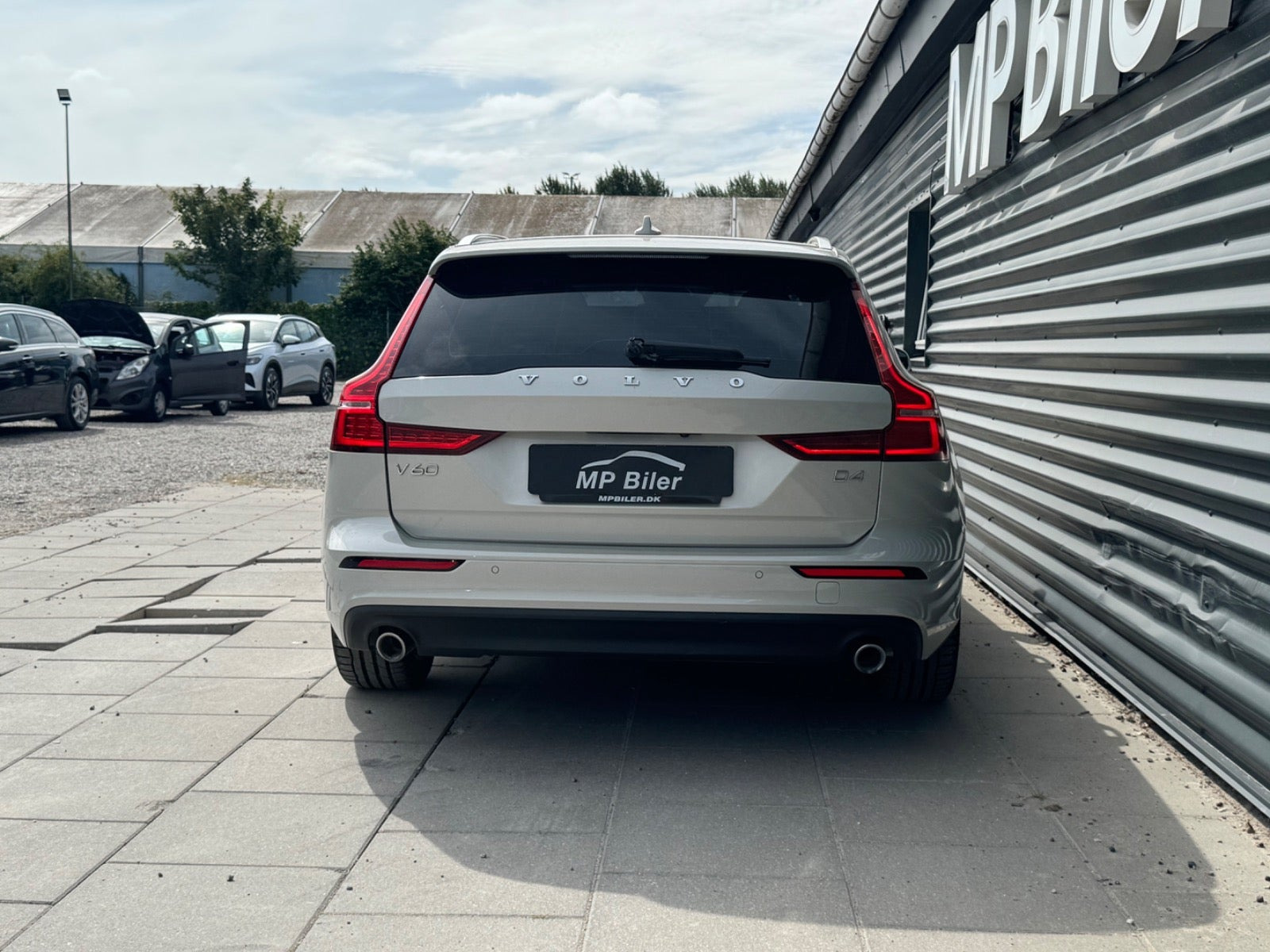 Beige Volvo V60 fra 2020