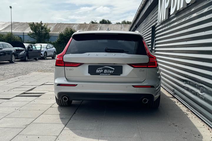 Beige Volvo V60 fra 2020