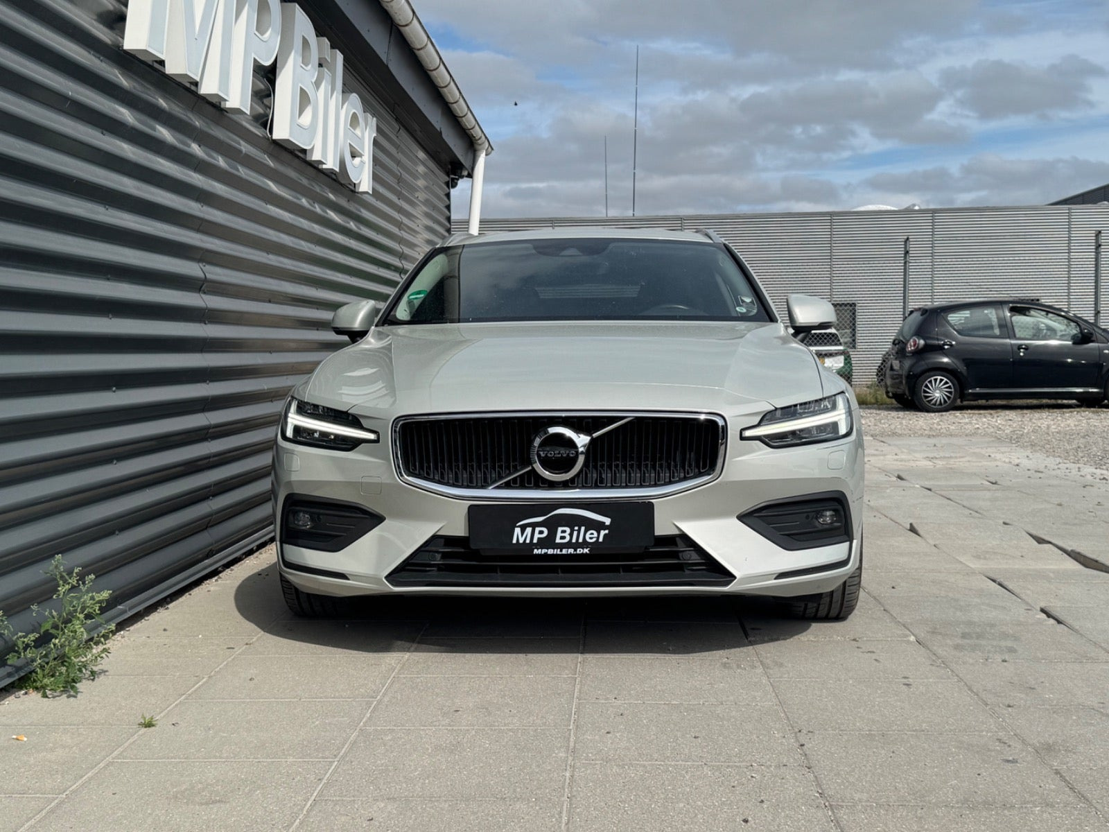 Beige Volvo V60 fra 2020