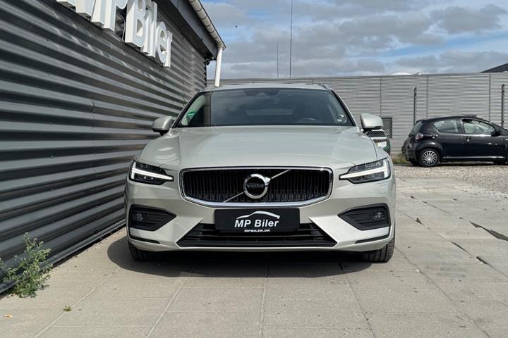 Beige Volvo V60 fra 2020