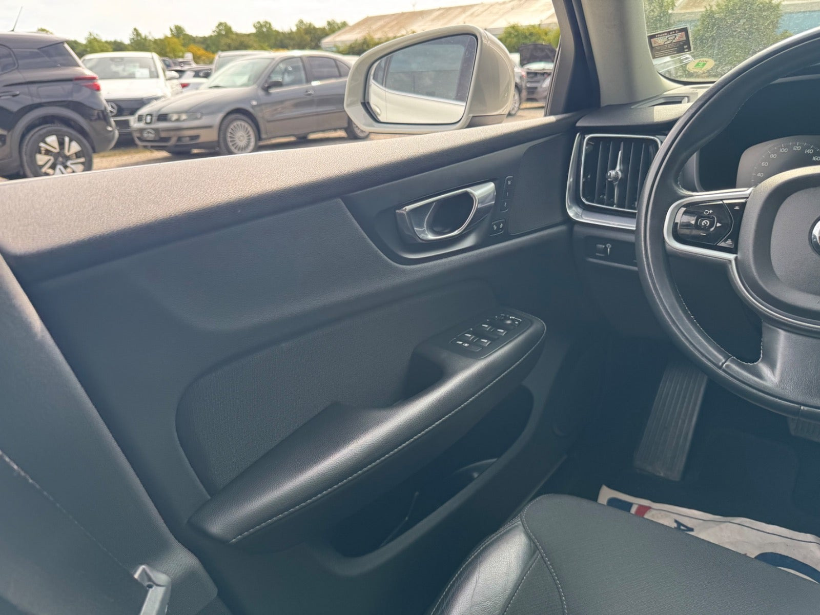 Beige Volvo V60 fra 2020