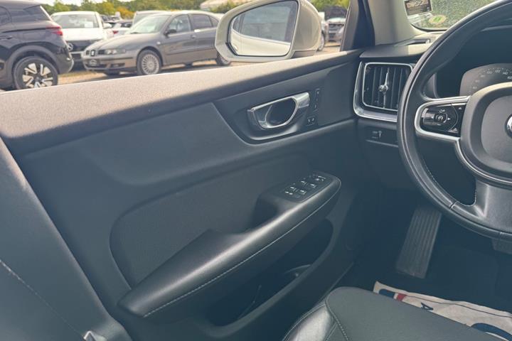 Beige Volvo V60 fra 2020