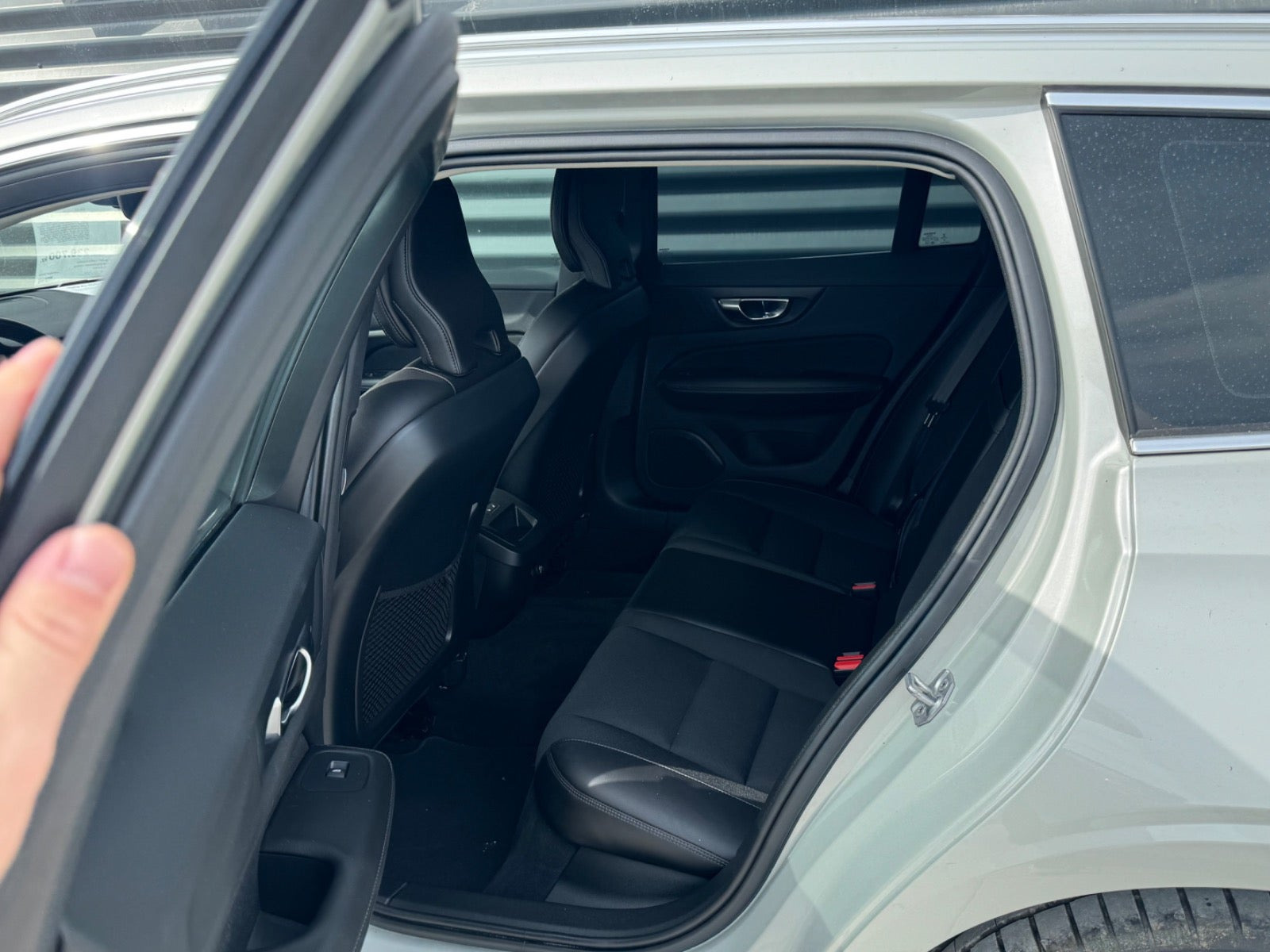 Beige Volvo V60 fra 2020