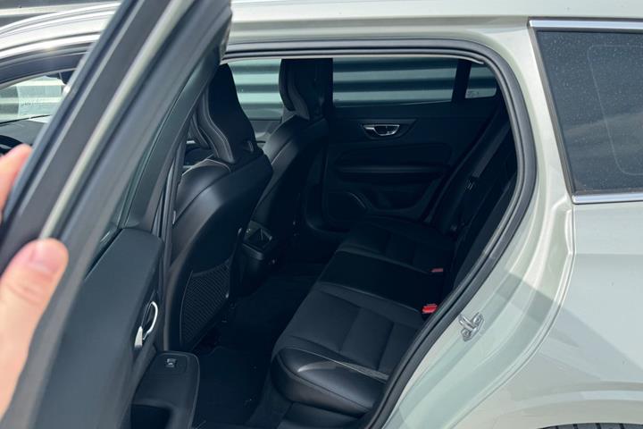 Beige Volvo V60 fra 2020