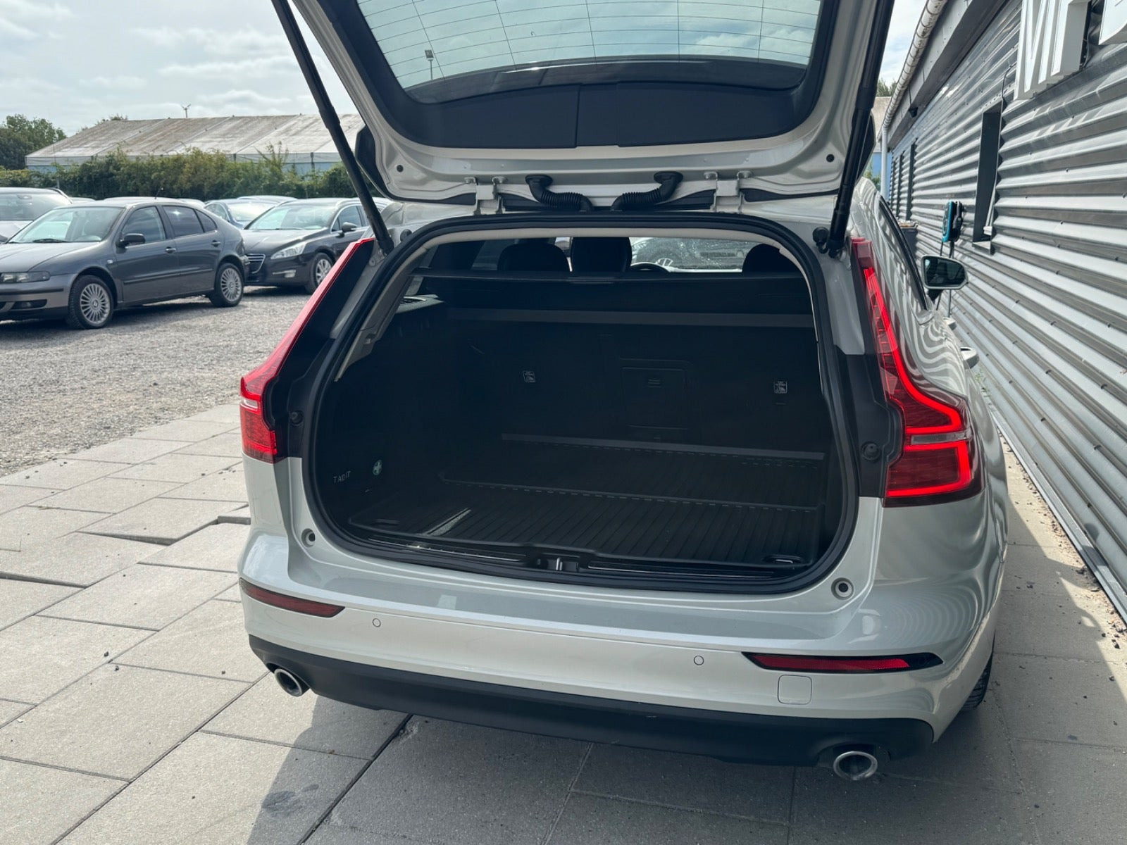 Beige Volvo V60 fra 2020