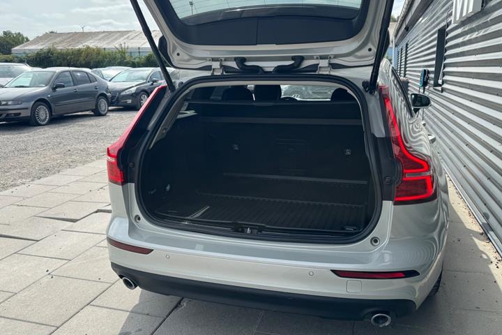 Beige Volvo V60 fra 2020