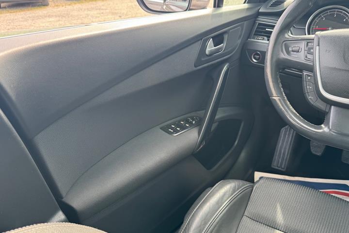 Grå Peugeot 508 fra 2012