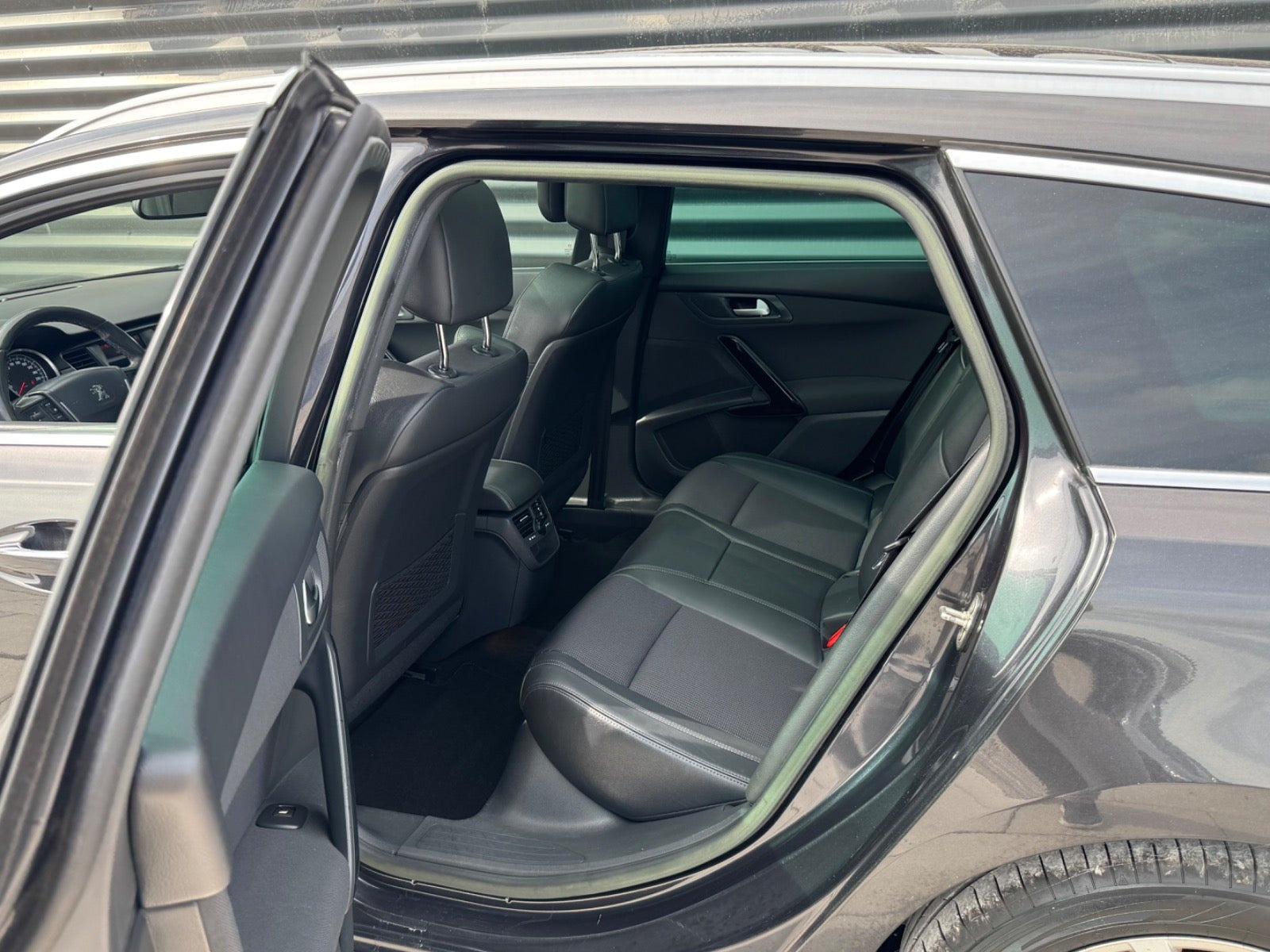 Grå Peugeot 508 fra 2012
