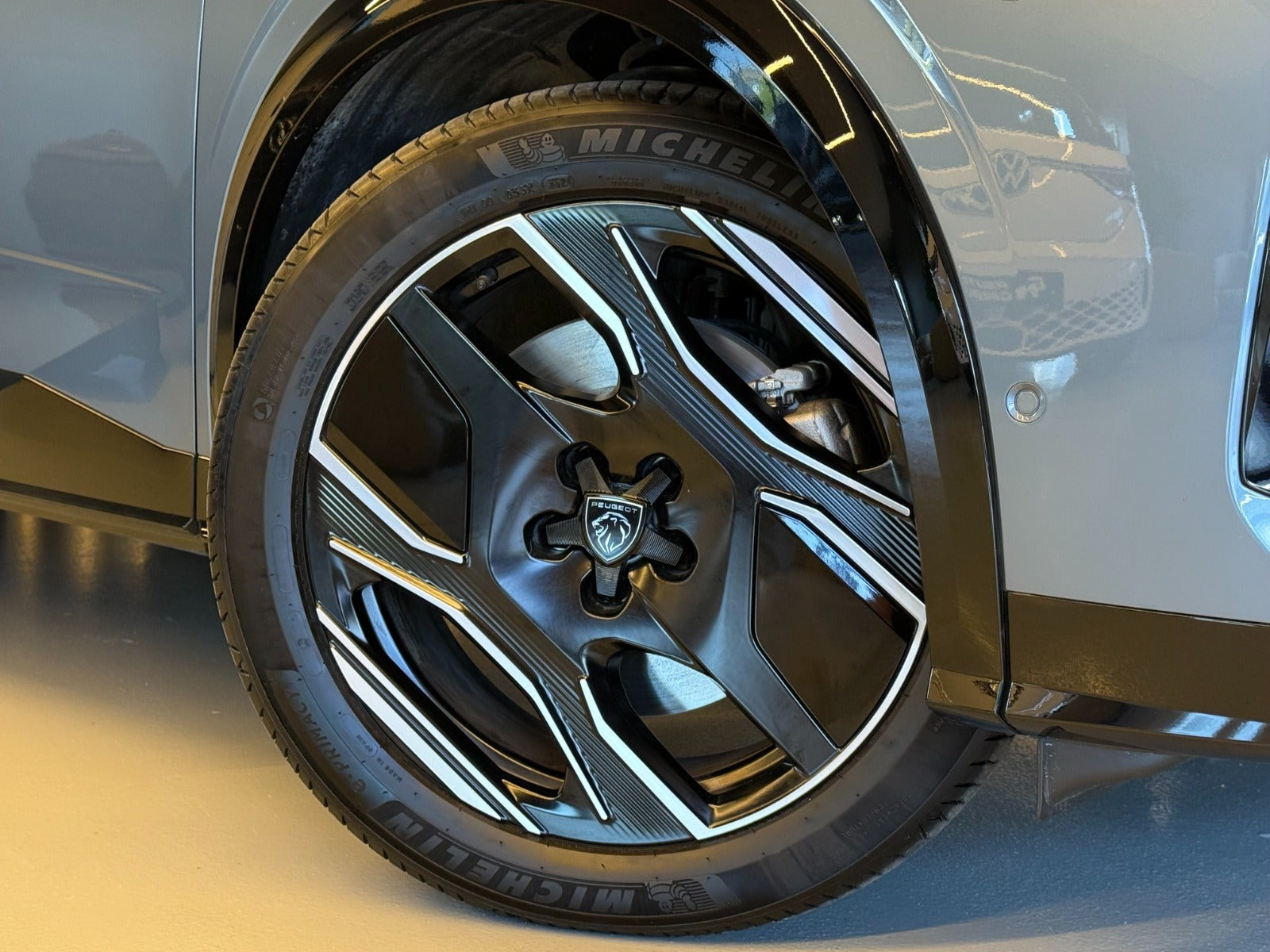 Grå Peugeot e-5008 fra 2025
