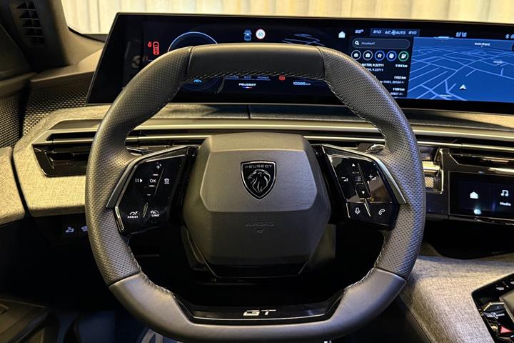 Grå Peugeot e-5008 fra 2025