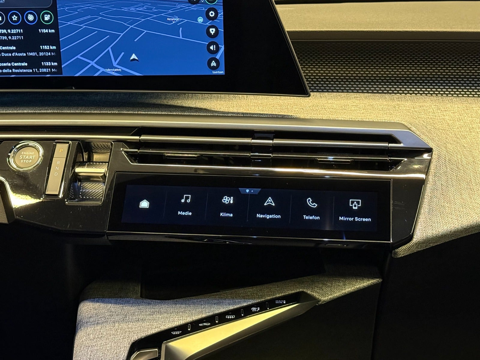 Grå Peugeot e-5008 fra 2025