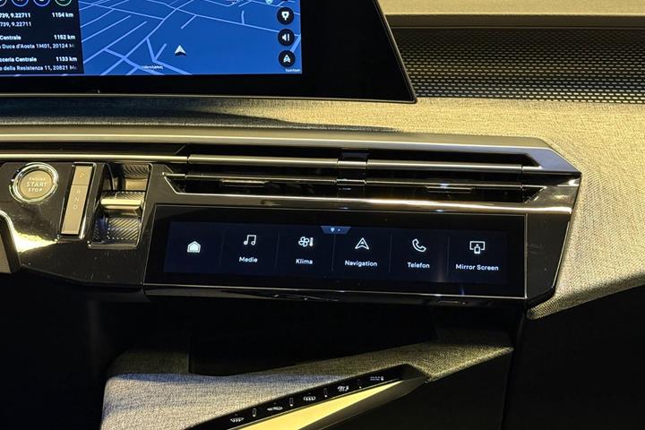 Grå Peugeot e-5008 fra 2025