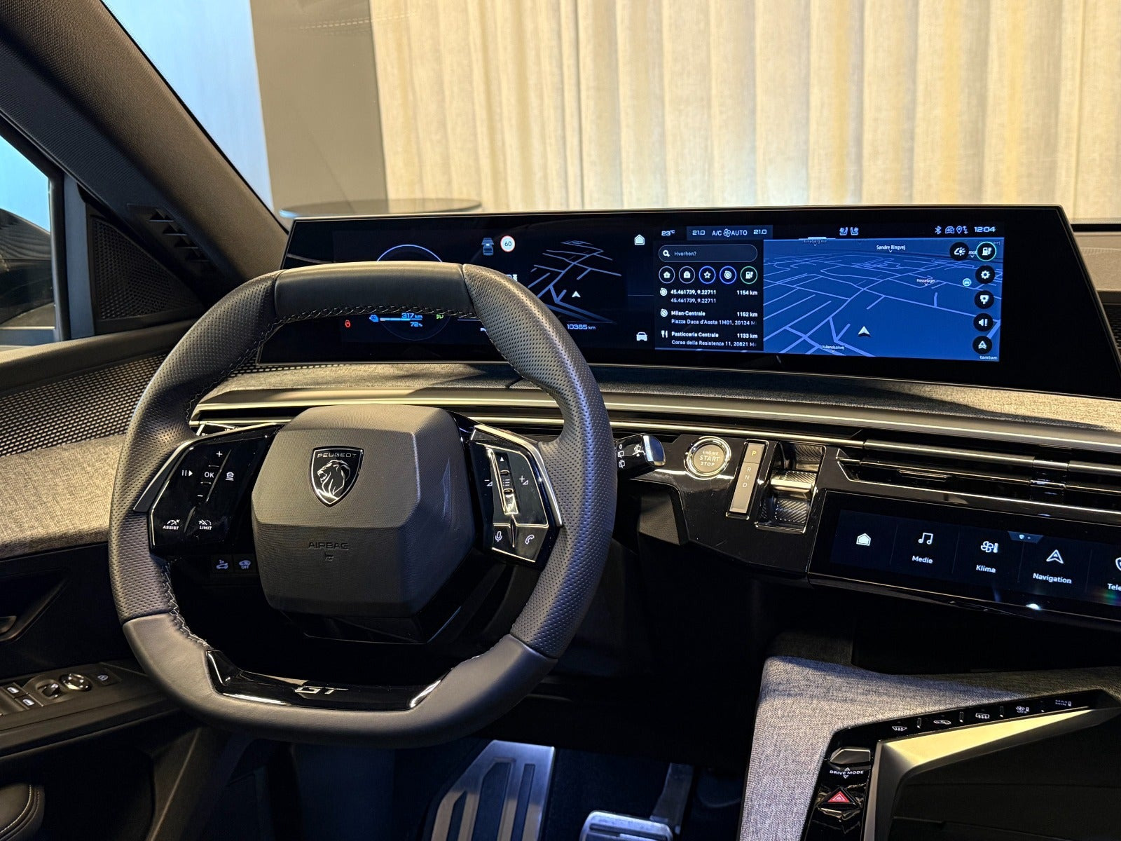Grå Peugeot e-5008 fra 2025