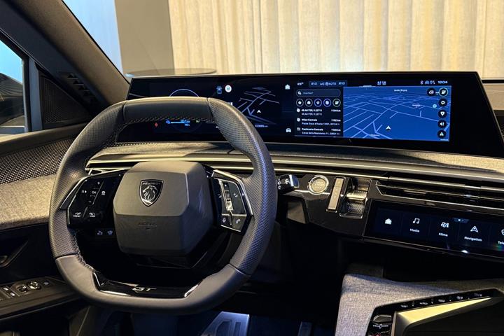 Grå Peugeot e-5008 fra 2025
