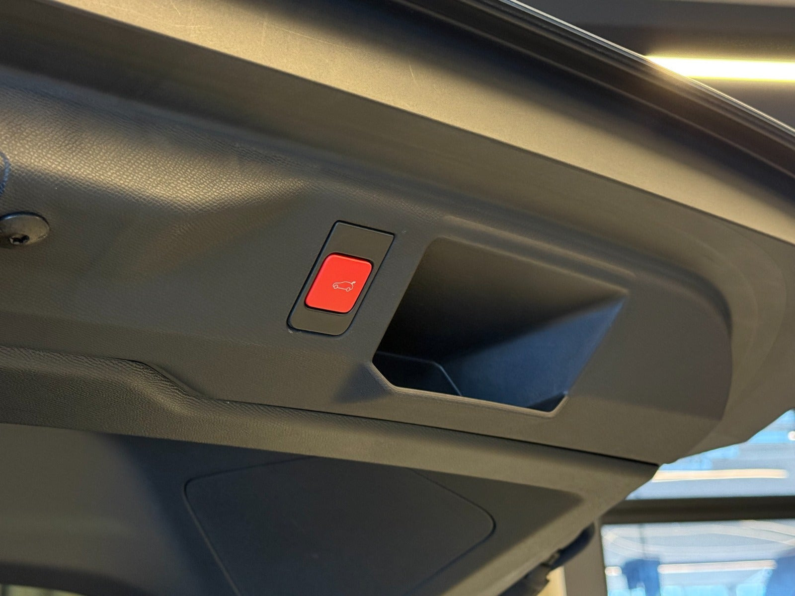 Grå Peugeot e-5008 fra 2025