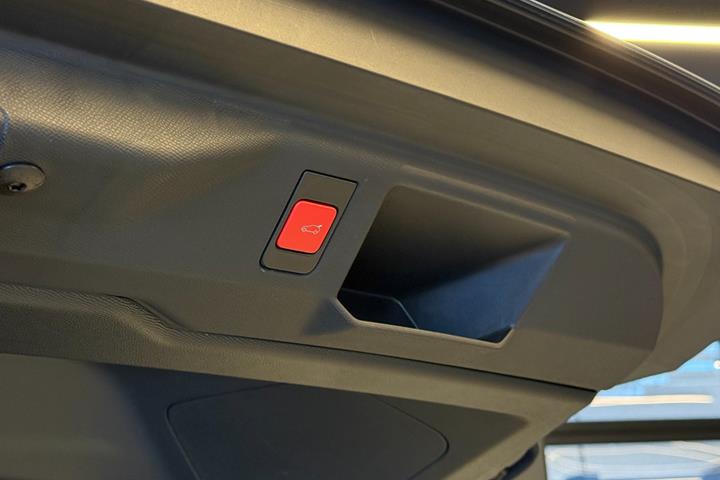 Grå Peugeot e-5008 fra 2025