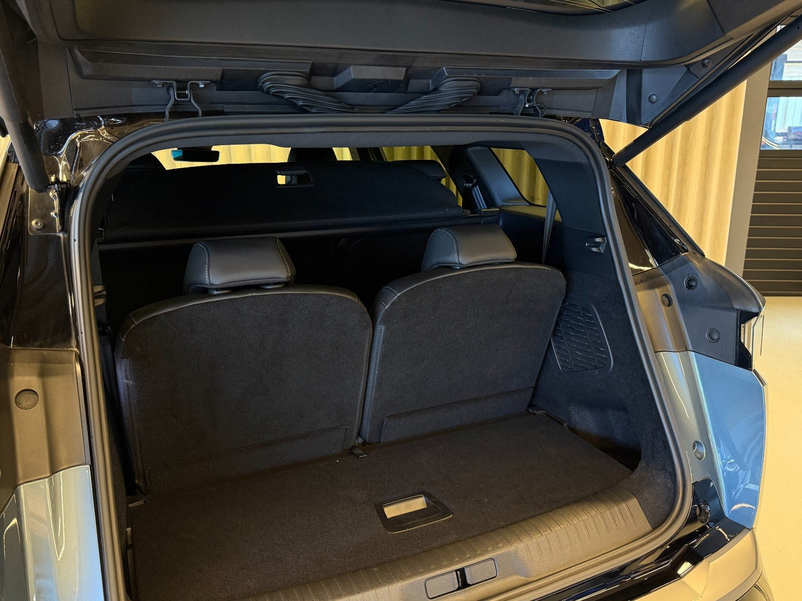 Grå Peugeot e-5008 fra 2025