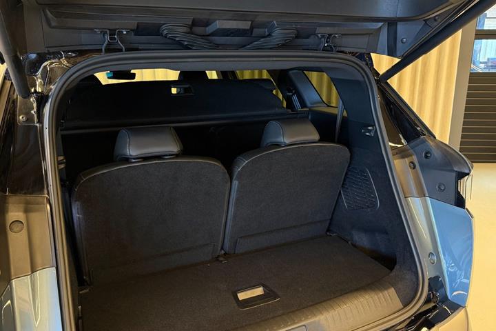 Grå Peugeot e-5008 fra 2025