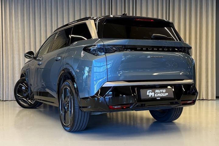 Grå Peugeot e-5008 fra 2025