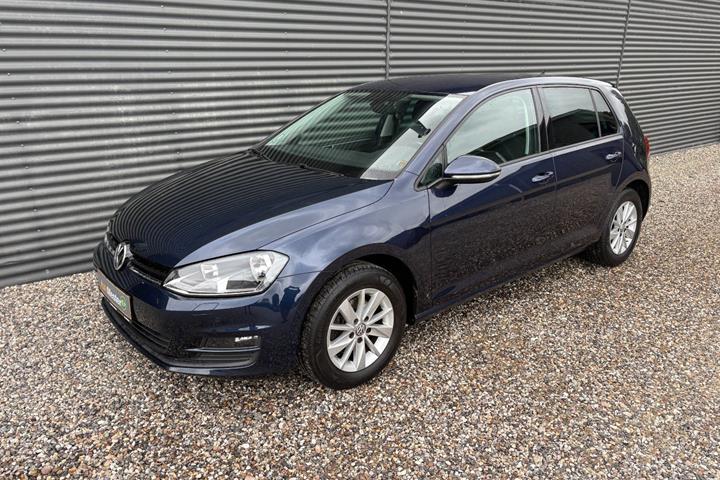 Blå VW Golf VII fra 2017