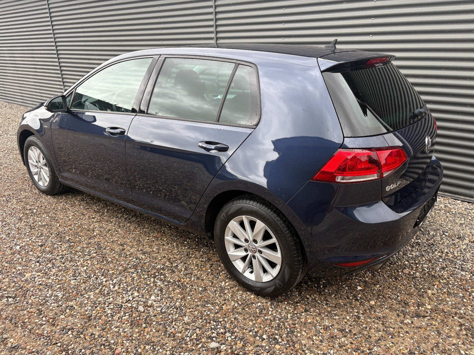 Blå VW Golf VII fra 2017
