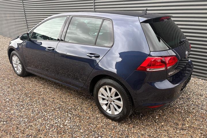Blå VW Golf VII fra 2017
