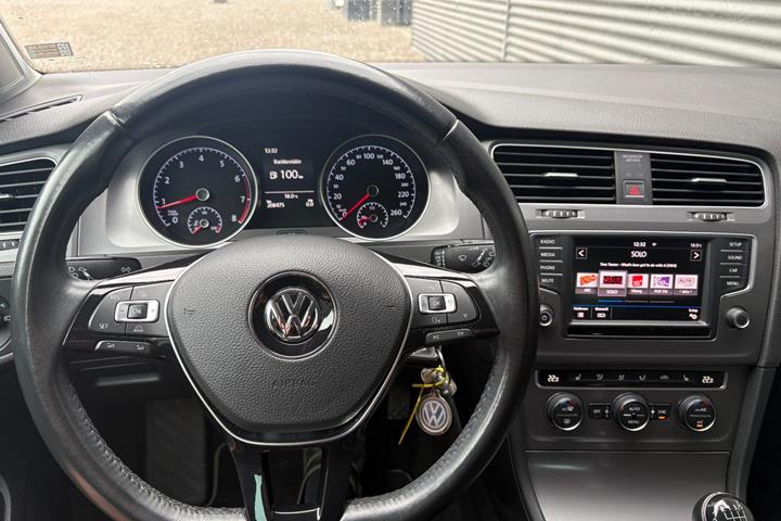 Blå VW Golf VII fra 2017