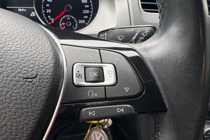 Blå VW Golf VII fra 2017