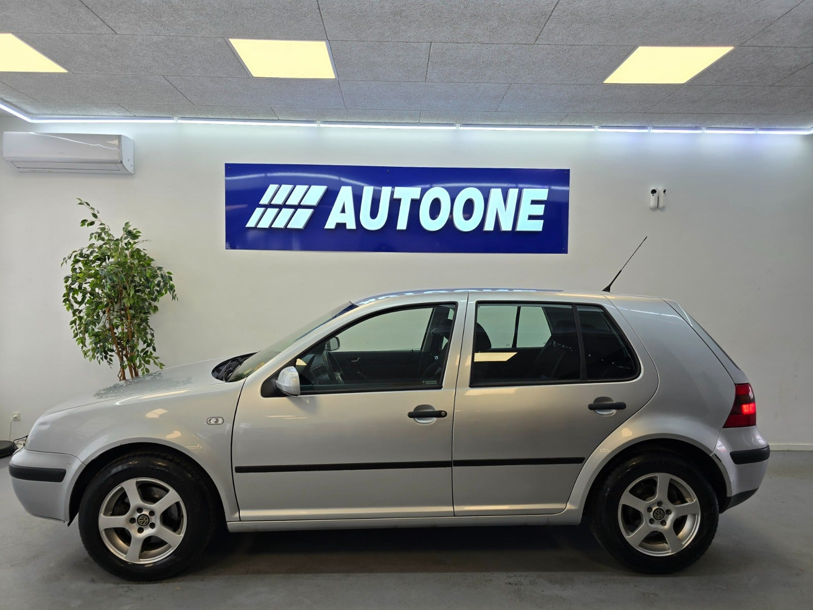 Sølv VW Golf IV fra 2002