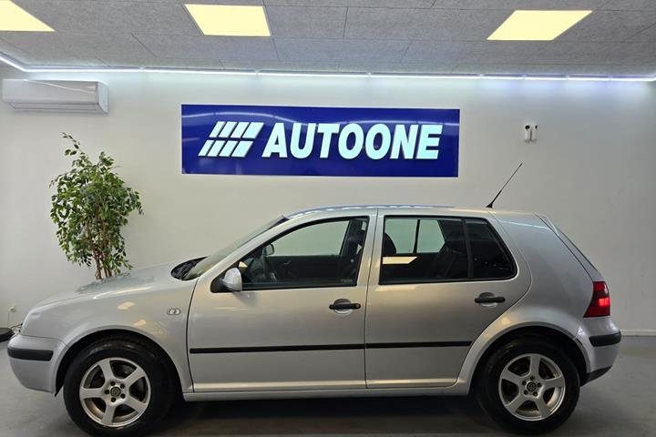 Sølv VW Golf IV fra 2002