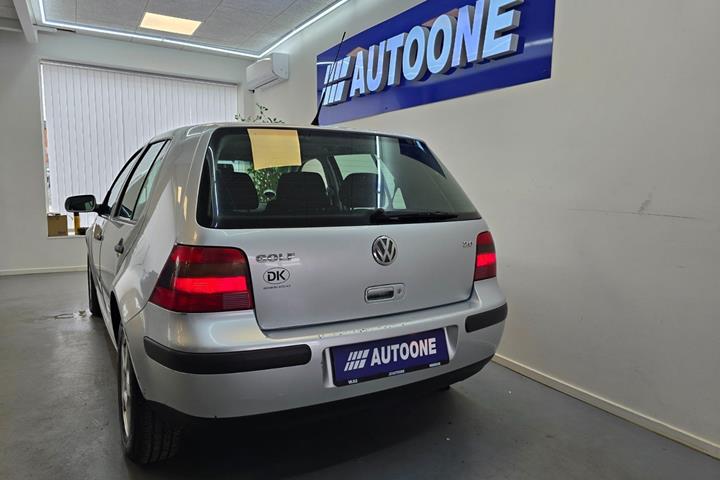 Sølv VW Golf IV fra 2002
