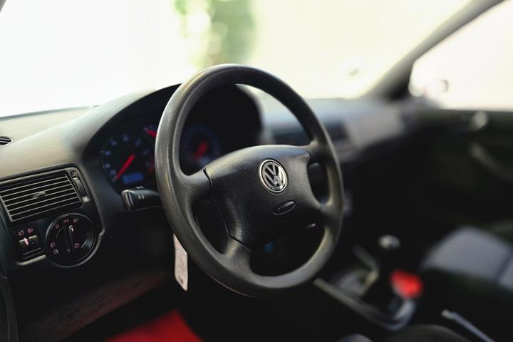 Sølv VW Golf IV fra 2002