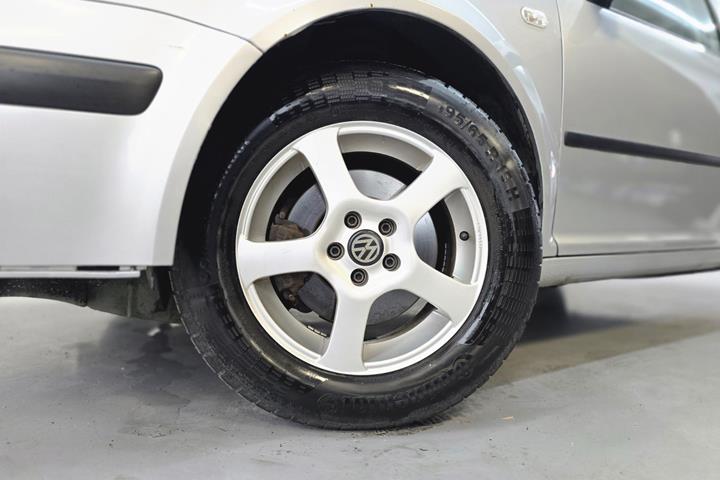 Sølv VW Golf IV fra 2002