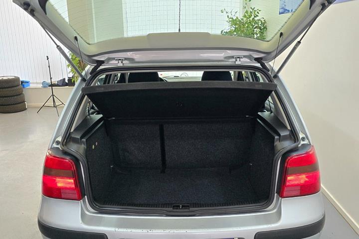 Sølv VW Golf IV fra 2002