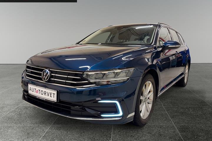 Blå VW Passat fra 2021