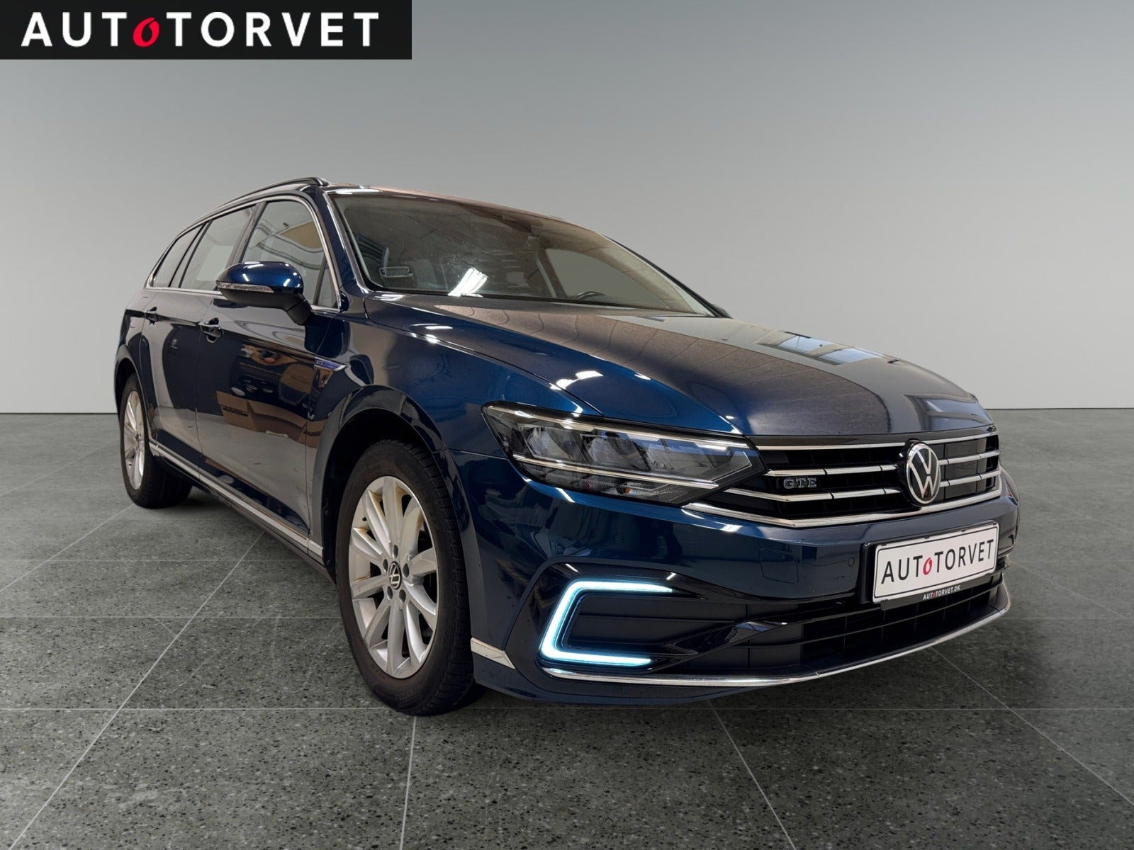 Blå VW Passat fra 2021