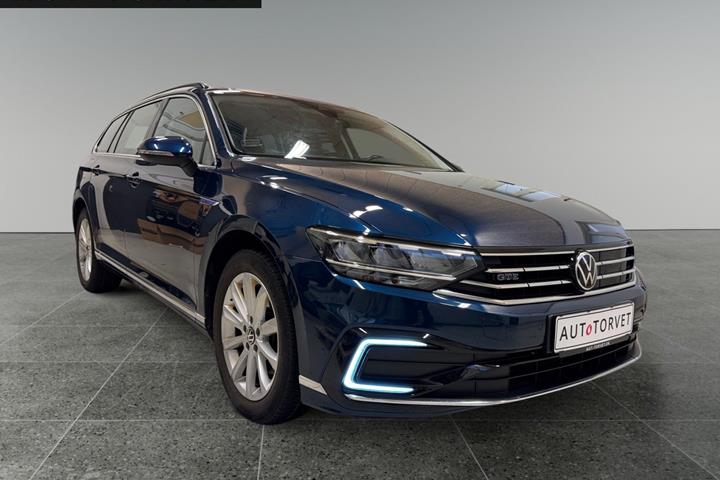 Blå VW Passat fra 2021