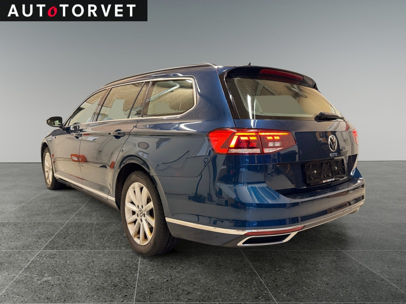 Blå VW Passat fra 2021