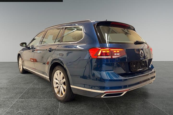 Blå VW Passat fra 2021